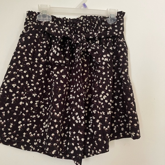 Black pattern tie waist shorts - Picture 1 of 4
